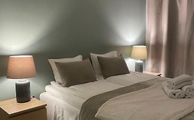 Lovely Two Room Unit With Free Parking